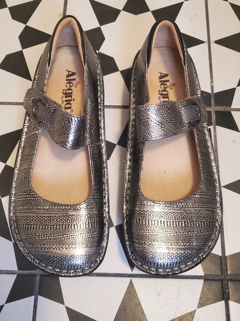 Alegria Metallic Silver Patterned Mary Jane Loafer Size 38 /8 Worn once Like New